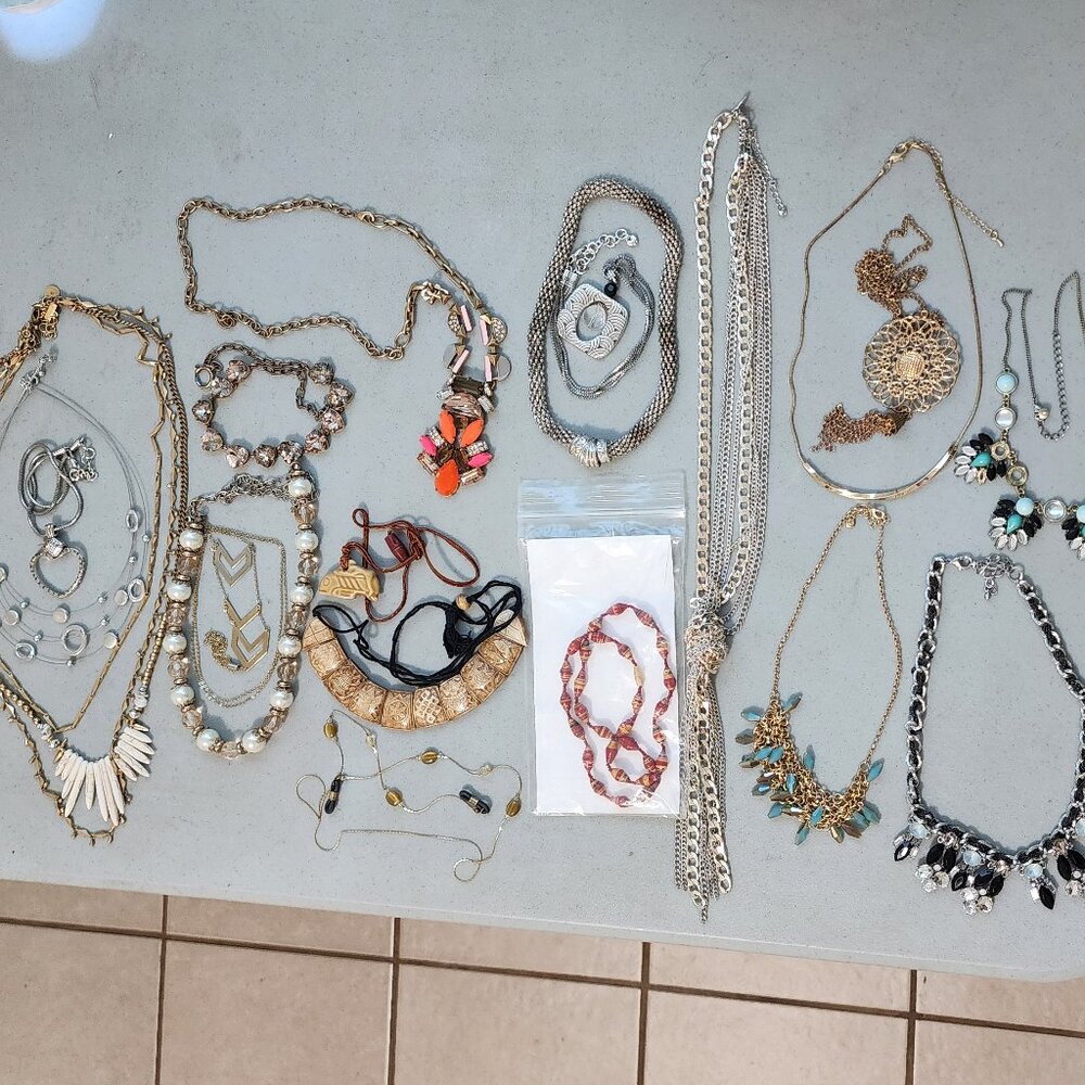 Jewely Lot, Necklaces, 19 pieces